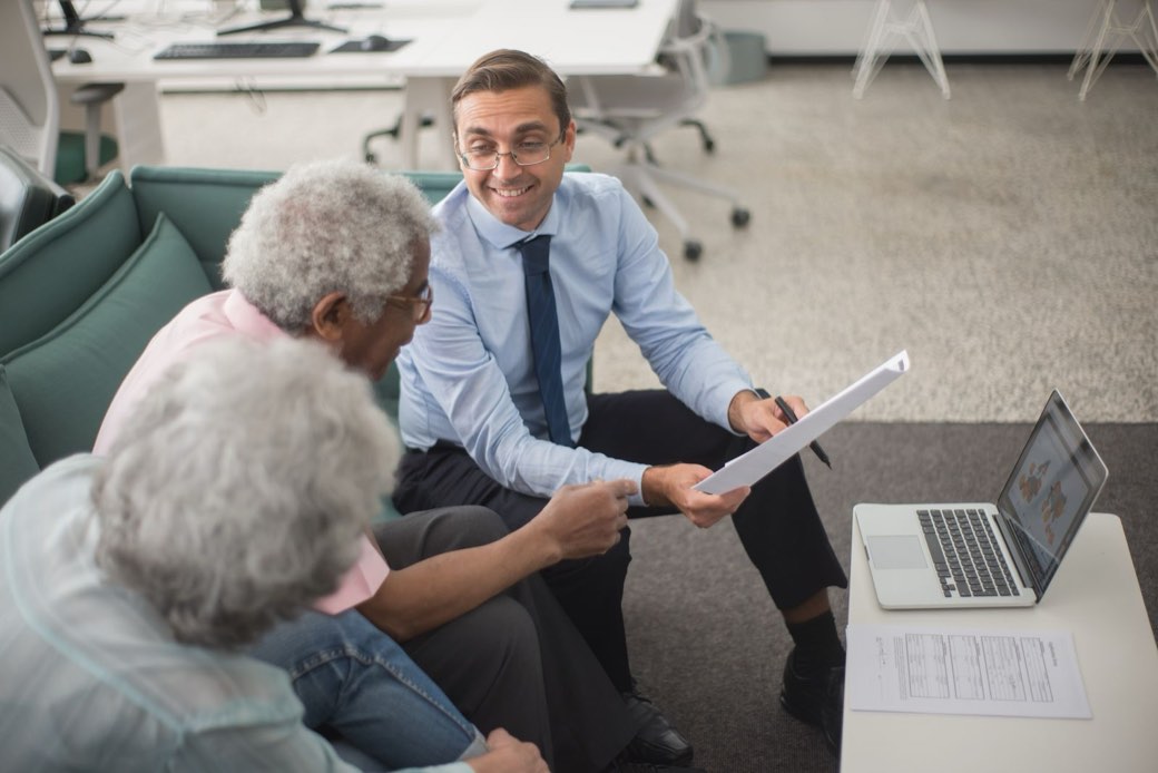 Conseiller présentant un plan de financement à des clients