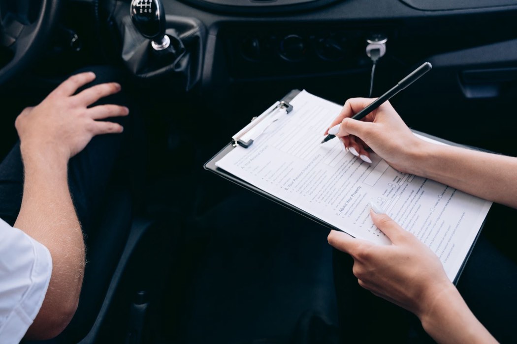 Personne remplissant un document dans un véhicule