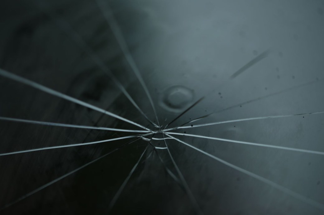Verre fissuré en étoile vu de près