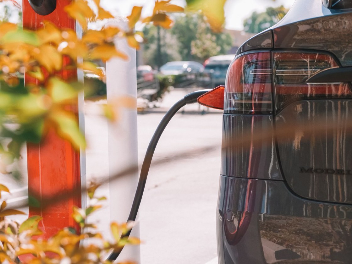 LLD Voiture Électrique : Coût, Aides et Recharge