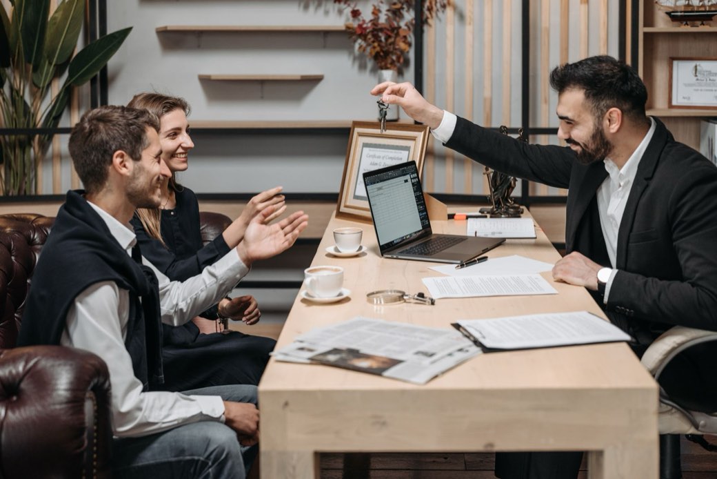 Remise des clés d’un véhicule à des clients dans un bureau