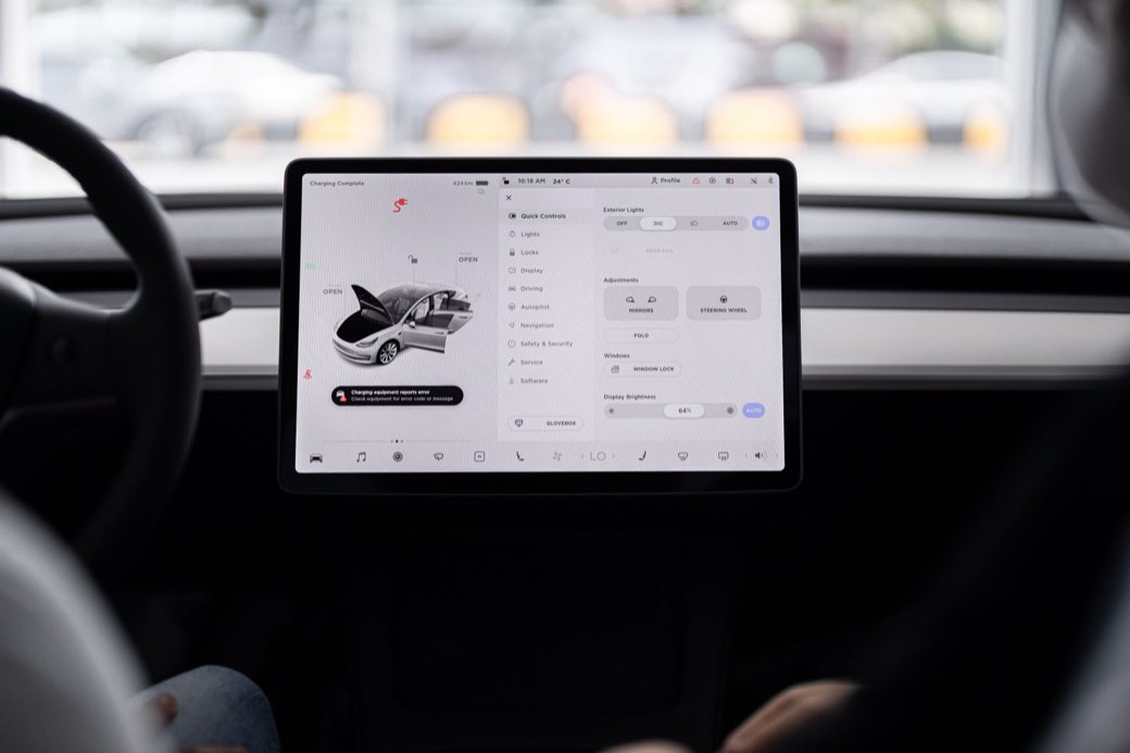 Écran numérique dans l’habitacle d’une voiture moderne