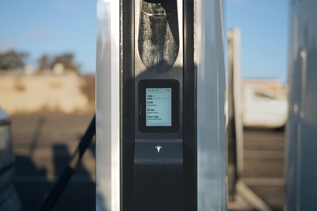 Point de recharge pour véhicule électrique en extérieur