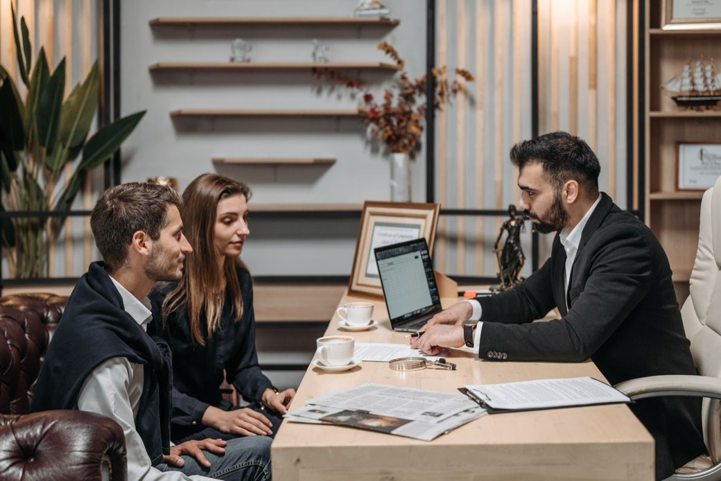Rendez-vous entre un conseiller et des clients dans un bureau