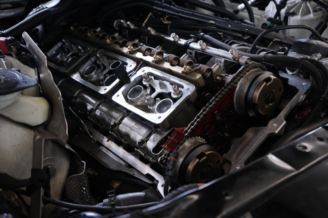 Éléments mécaniques internes d’un moteur automobile en cours de réparation
