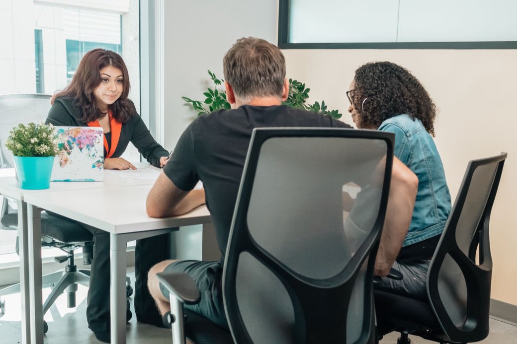 Conseiller financier recevant des clients dans un bureau