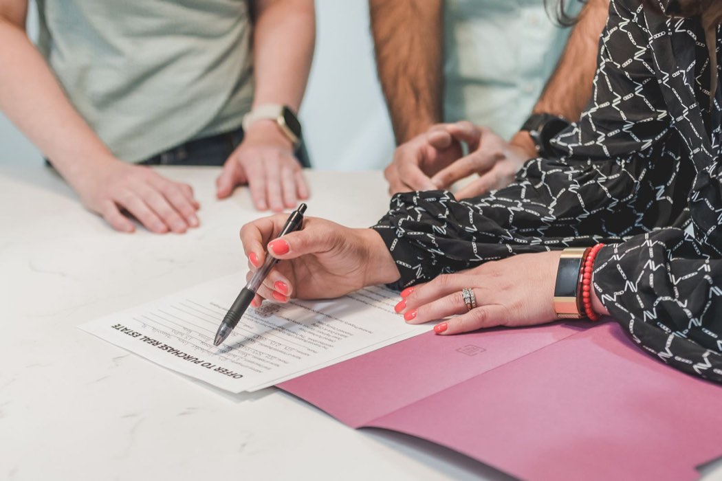 Signature d’un document lors d’un rendez-vous professionnel
