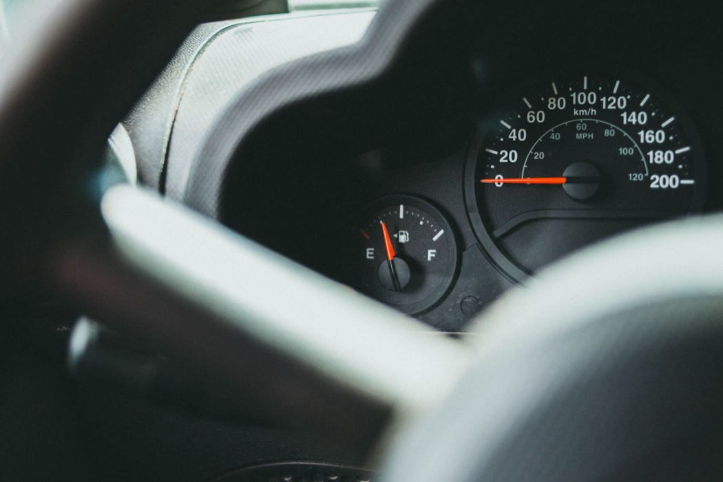 Tableau de bord de voiture avec compteur de vitesse et témoins