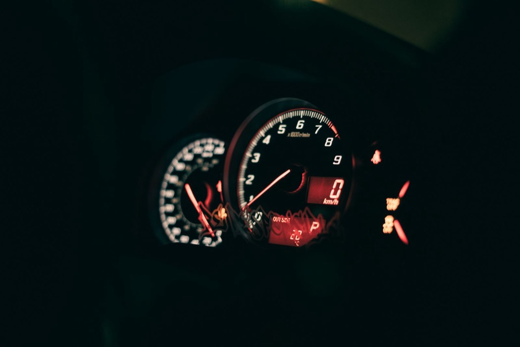 Compteur de voiture éclairé de nuit avec témoins lumineux