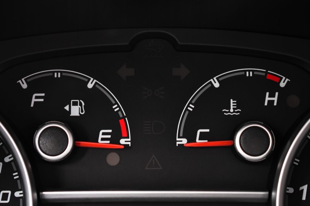 Jauges de carburant et de température sur un tableau de bord