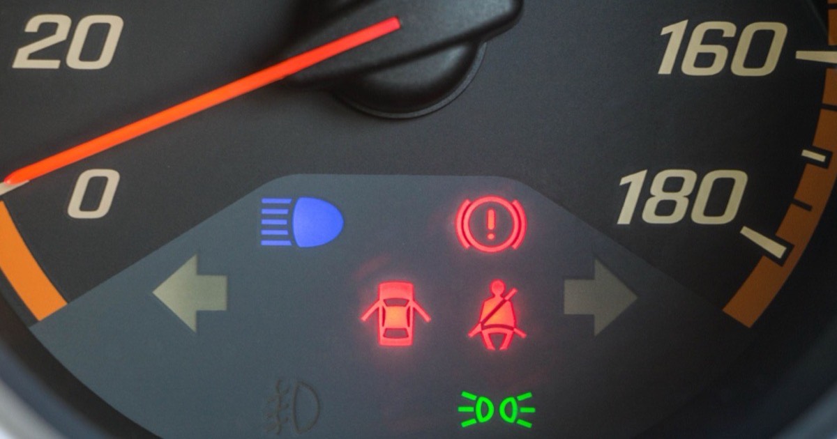 Voyant Voiture : Signification des Couleurs et Que Faire Quand un Témoin s’Allume