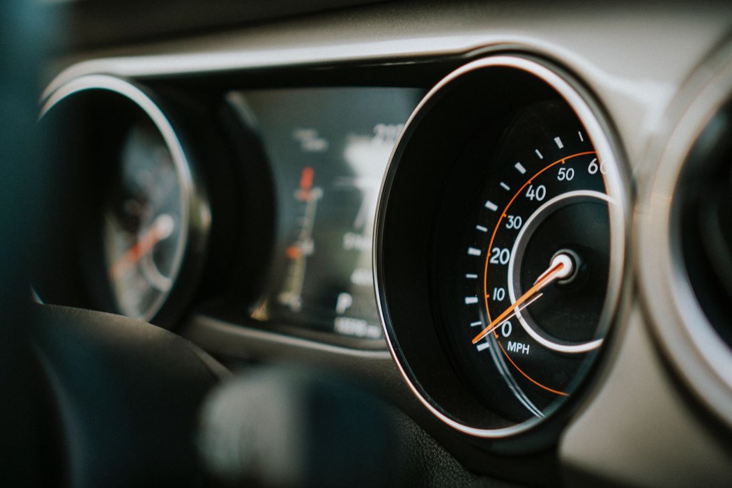 Combiné d’instruments d’une voiture avec ses cadrans