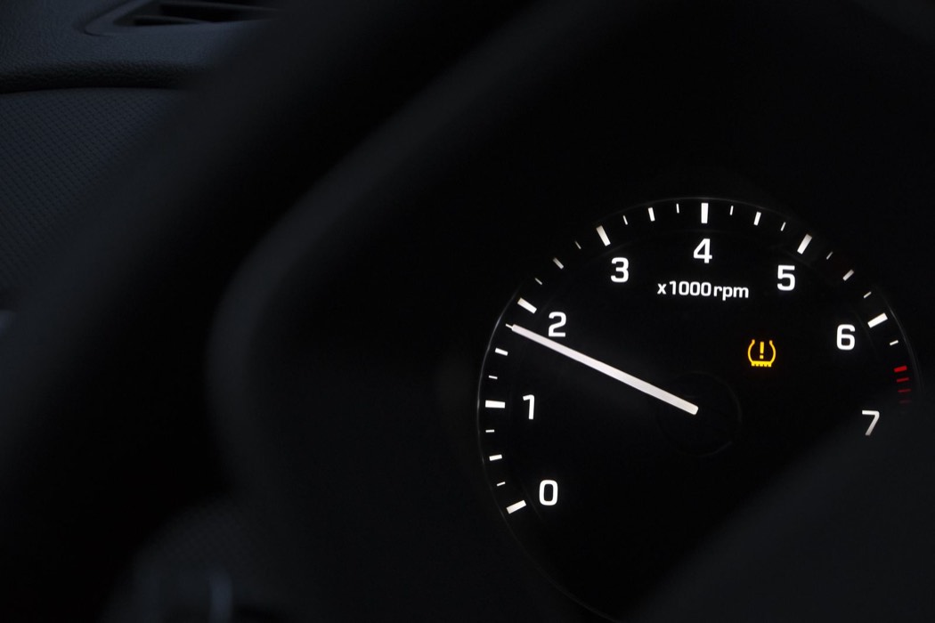 Témoin de sous-gonflage allumé sur le tableau de bord d’une voiture
