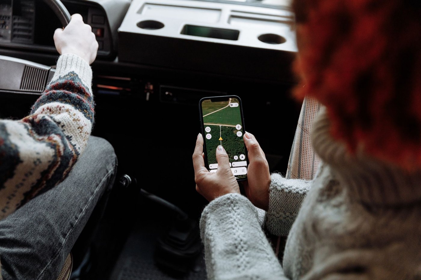 Conductrice consultant une application sur son téléphone