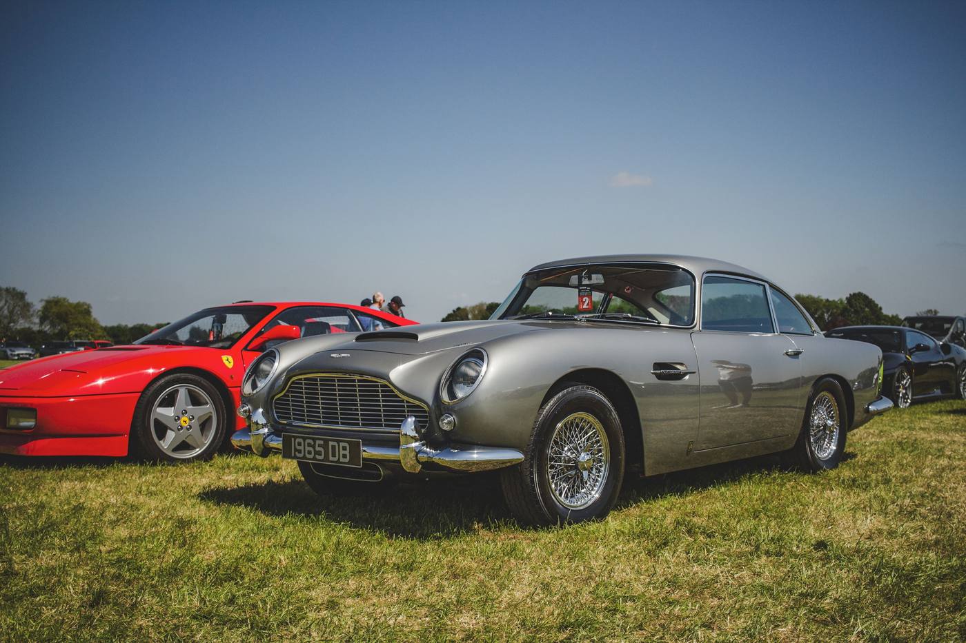 Aston Martin DB5 de 1965 exposée lors d'un rassemblement de voitures de collection