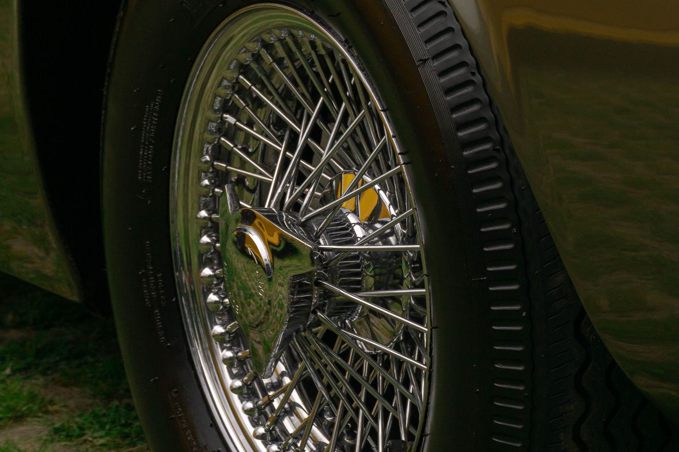 Roue à rayons chromée d'une Aston Martin DB5