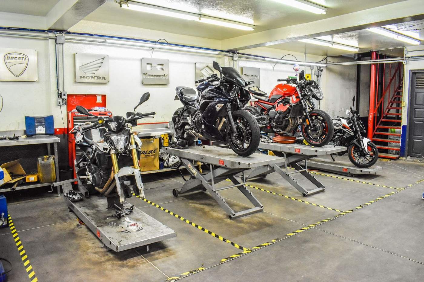 Lève-moto hydraulique : quel matériel choisir en 2026 ?