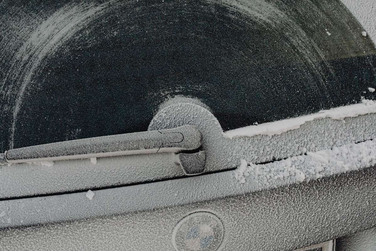 Essuie-glace pris dans le givre sur une vitre