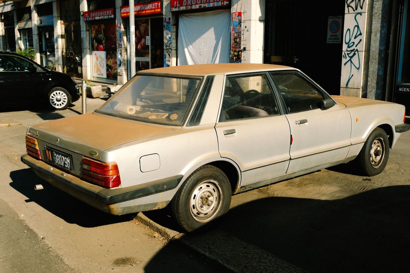 Berline Ford des années 1980 garée le long d'un trottoir