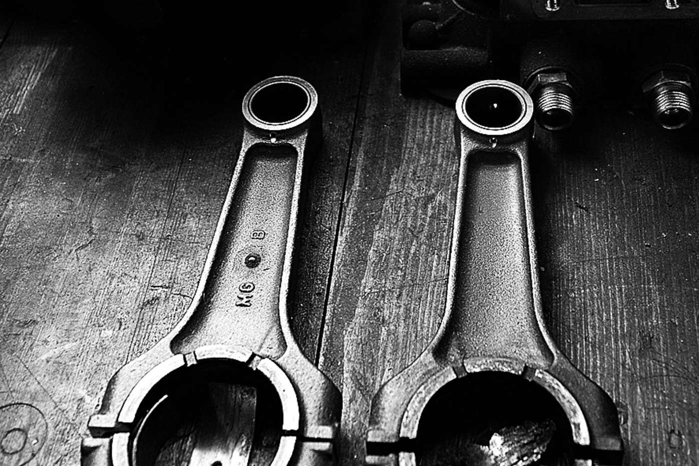 Bielles et pistons de moteur posés sur un établi