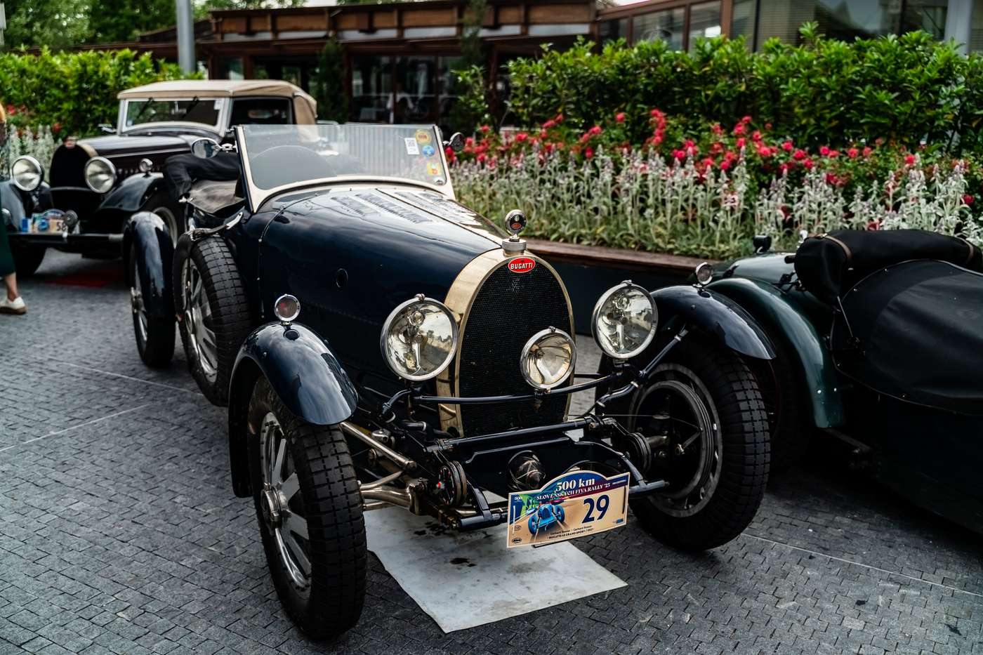 Bugatti noire d'avant-guerre exposée lors d'un rallye de voitures anciennes