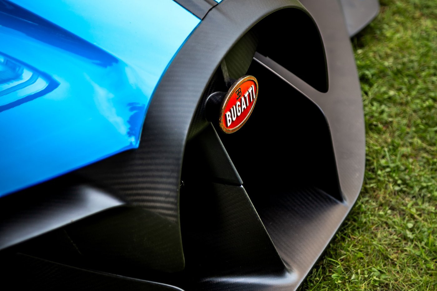 Détail de la face avant d'une Bugatti Chiron bleue, base de La Voiture Noire de 2019