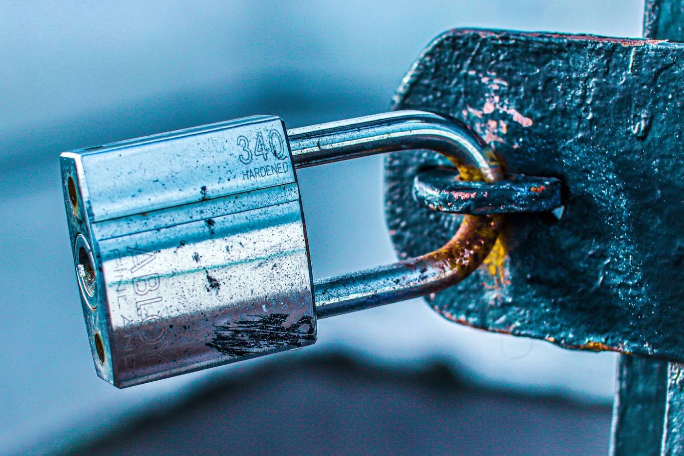 Cadenas antivol fermé sur une ferrure métallique