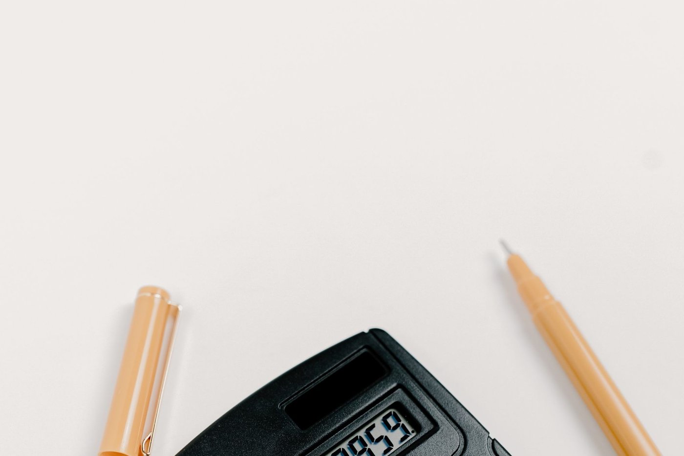 Calculatrice et pièces de monnaie sur un bureau