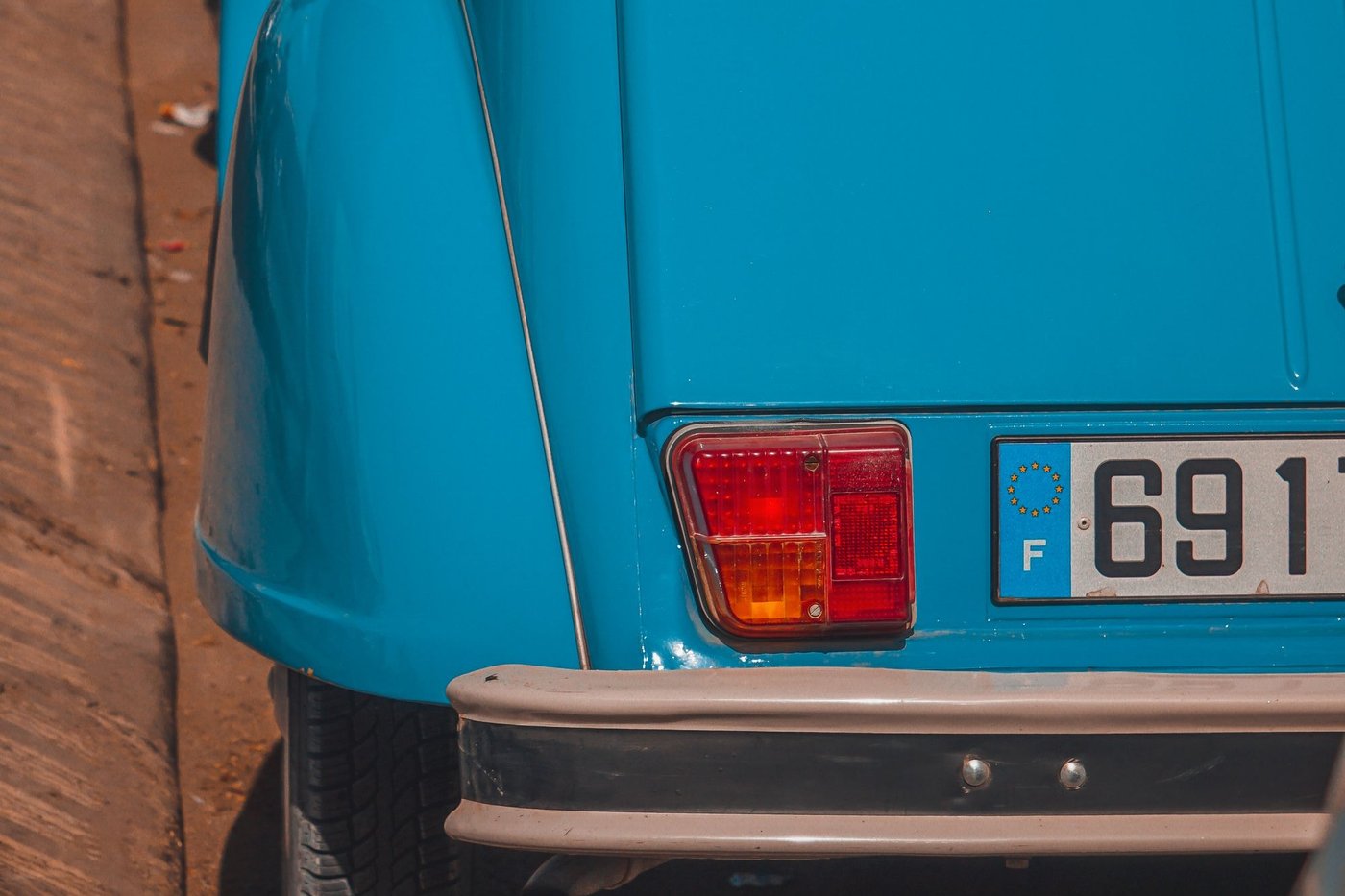 Immatriculation française à l'arrière d'une Citroën 2CV