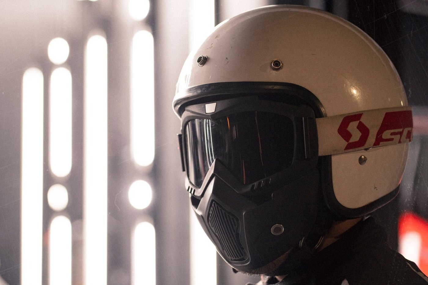 Casque jet équipé de lunettes