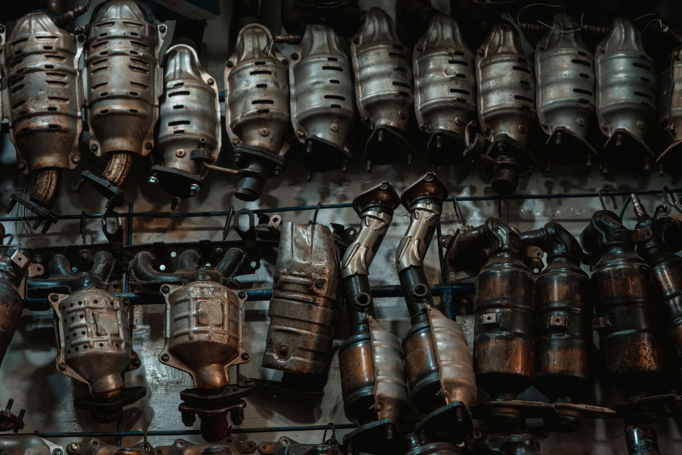 Catalyseurs d'échappement usagés stockés dans un atelier