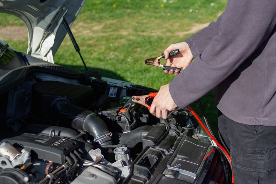 Changer une batterie de voiture : étapes, prix et erreurs à éviter