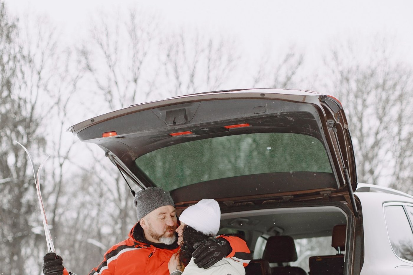 Chargement de skis dans le coffre d'un véhicule