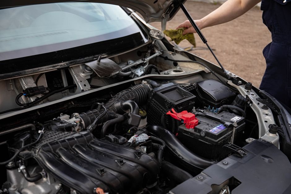 Capot ouvert sur une batterie de voiture lors d'un entretien