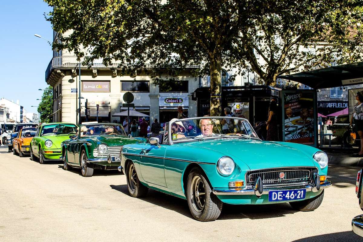 Défilé de voitures de collection dans une ville française
