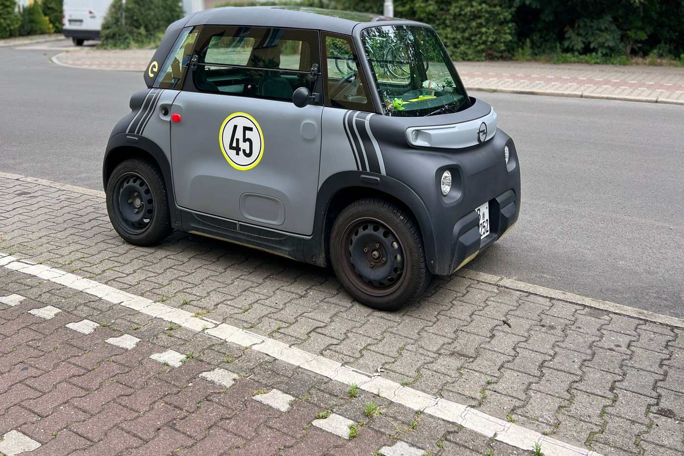 Quadricycle électrique 45 km/h garé en ville, jumeau de la Citroën Ami