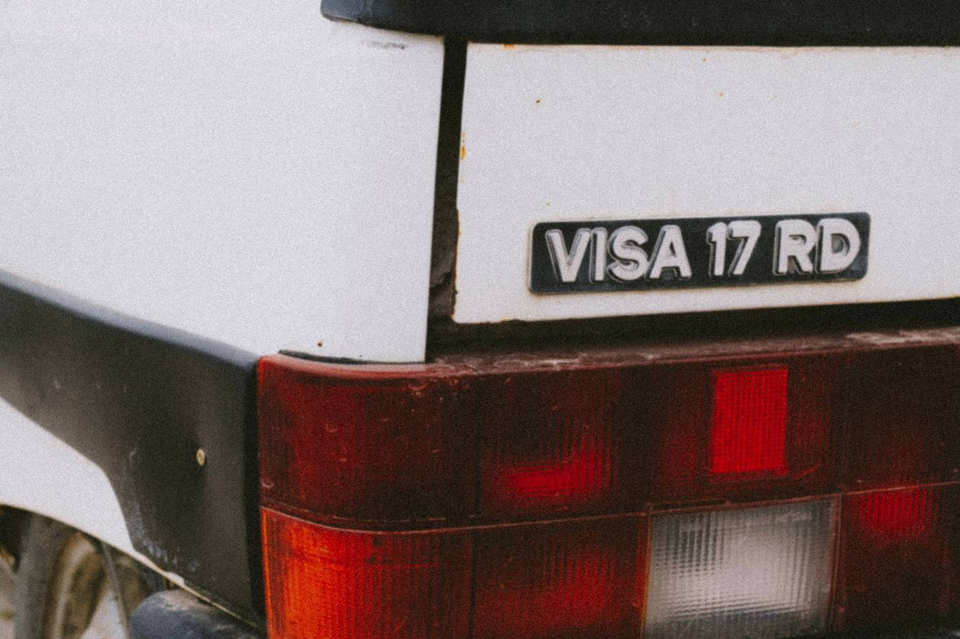 Monogramme Visa 17 RD et feu arrière d'une Citroën Visa diesel