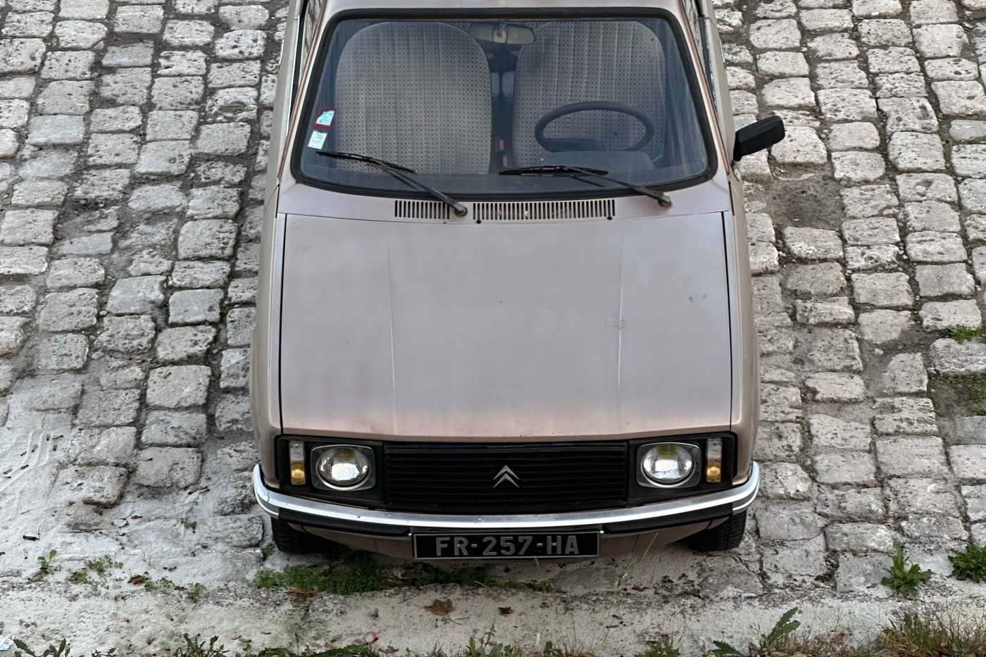 Citroën LNA vue de dessus sur des pavés parisiens, la cousine de la citadine sur base Peugeot 104