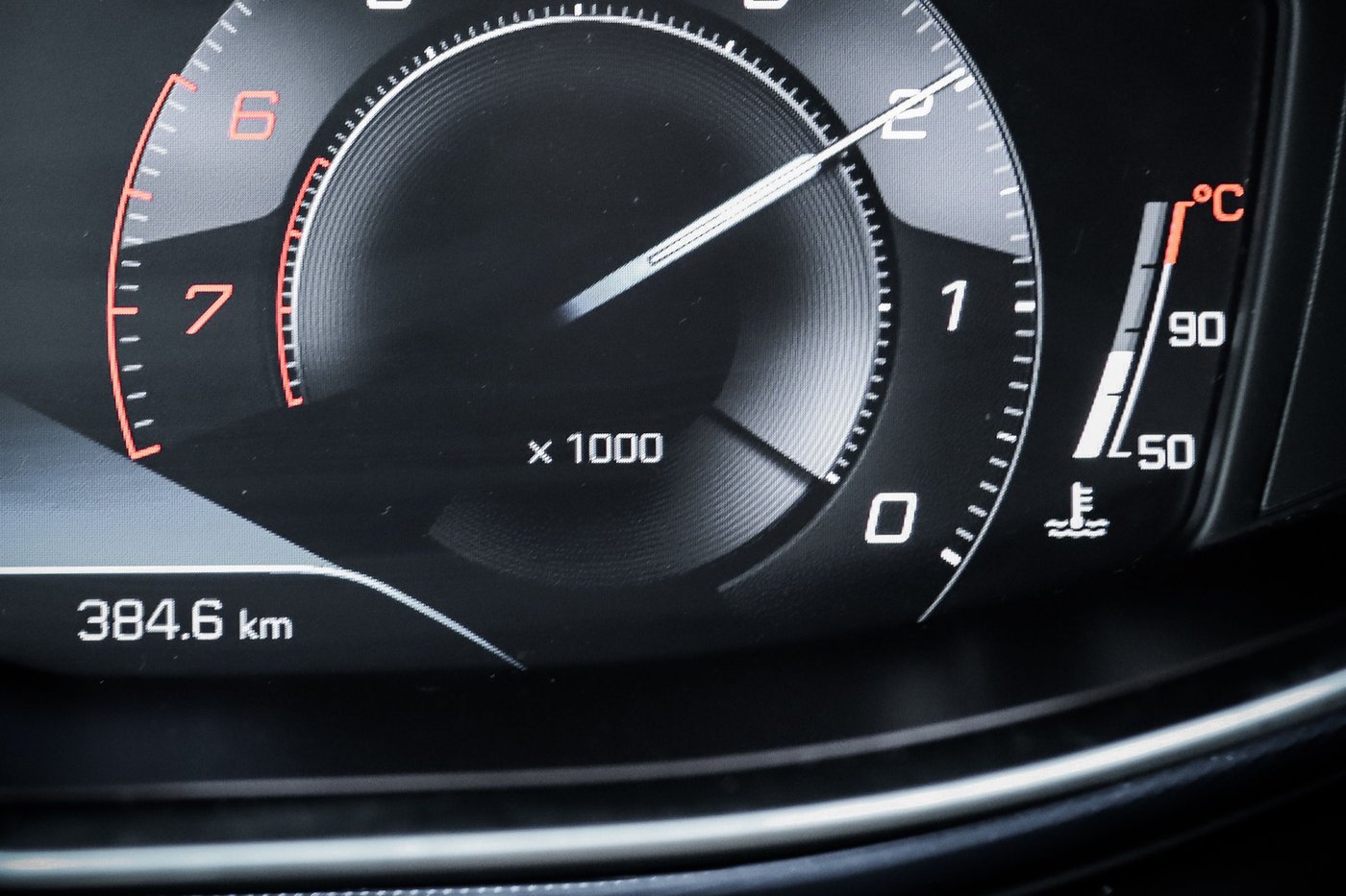 Combiné d'instruments d'une berline diesel récente avec compte-tours et jauge de température