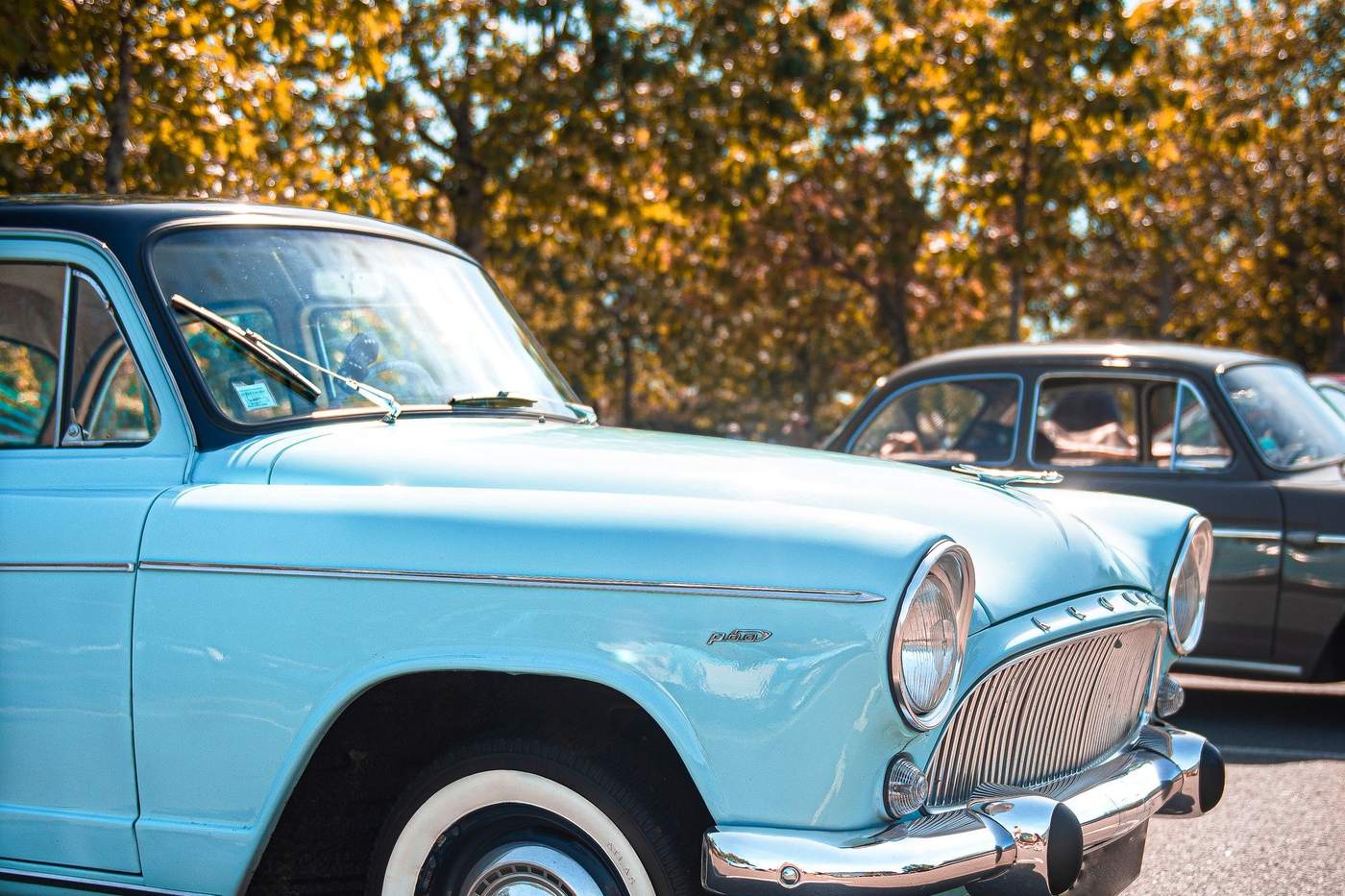 Simca Aronde bleue lors d'un rassemblement