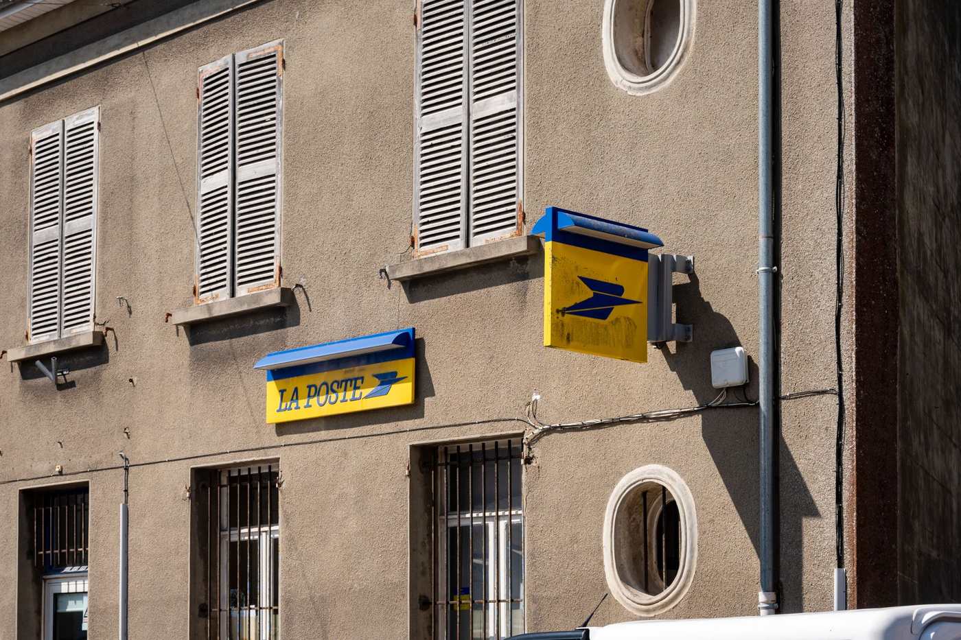 Façade d’un bureau de poste français avec son enseigne