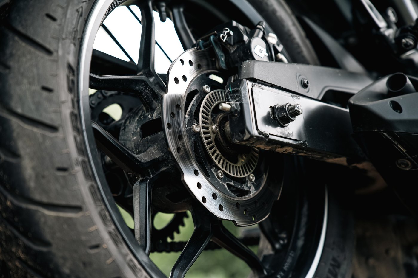 Roue arrière de moto avec frein à disque vue de près