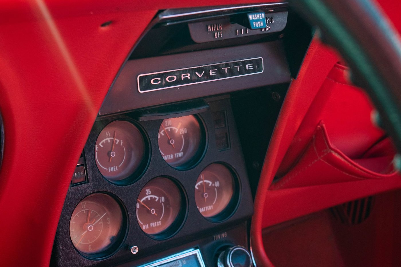 Tableau de bord d'une Corvette C3 avec ses cadrans auxiliaires