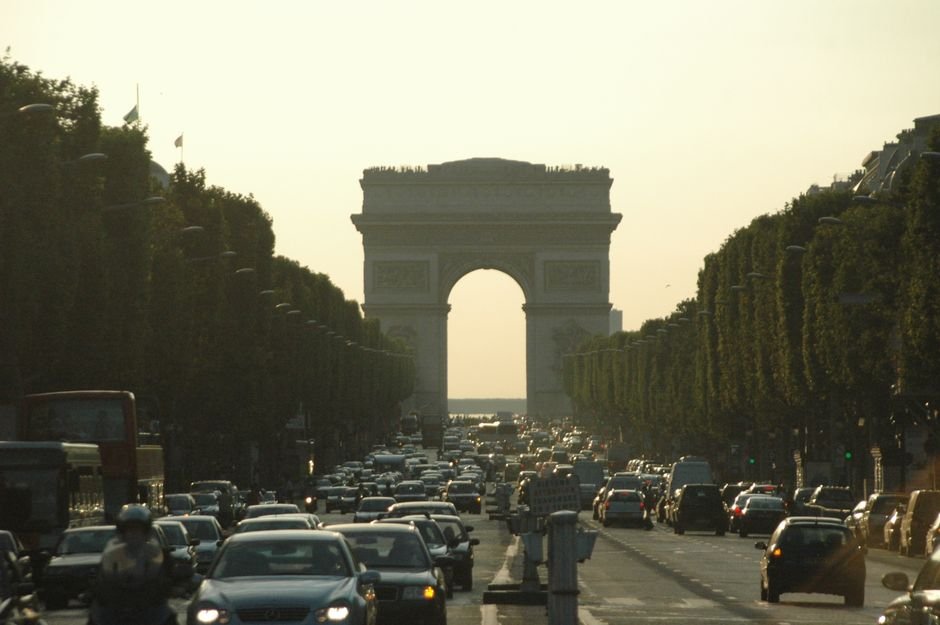 Embouteillage sur une avenue parisienne face à l'Arc de Triomphe