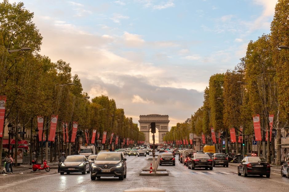 Avenue des Champs-Élysées et Arc de Triomphe en automne