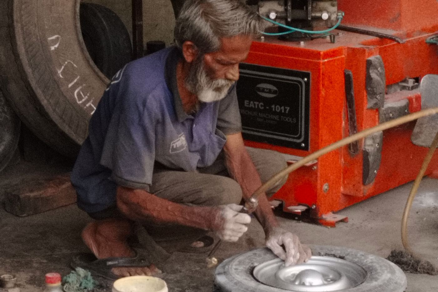 Démonte-pneu ancien dans un atelier