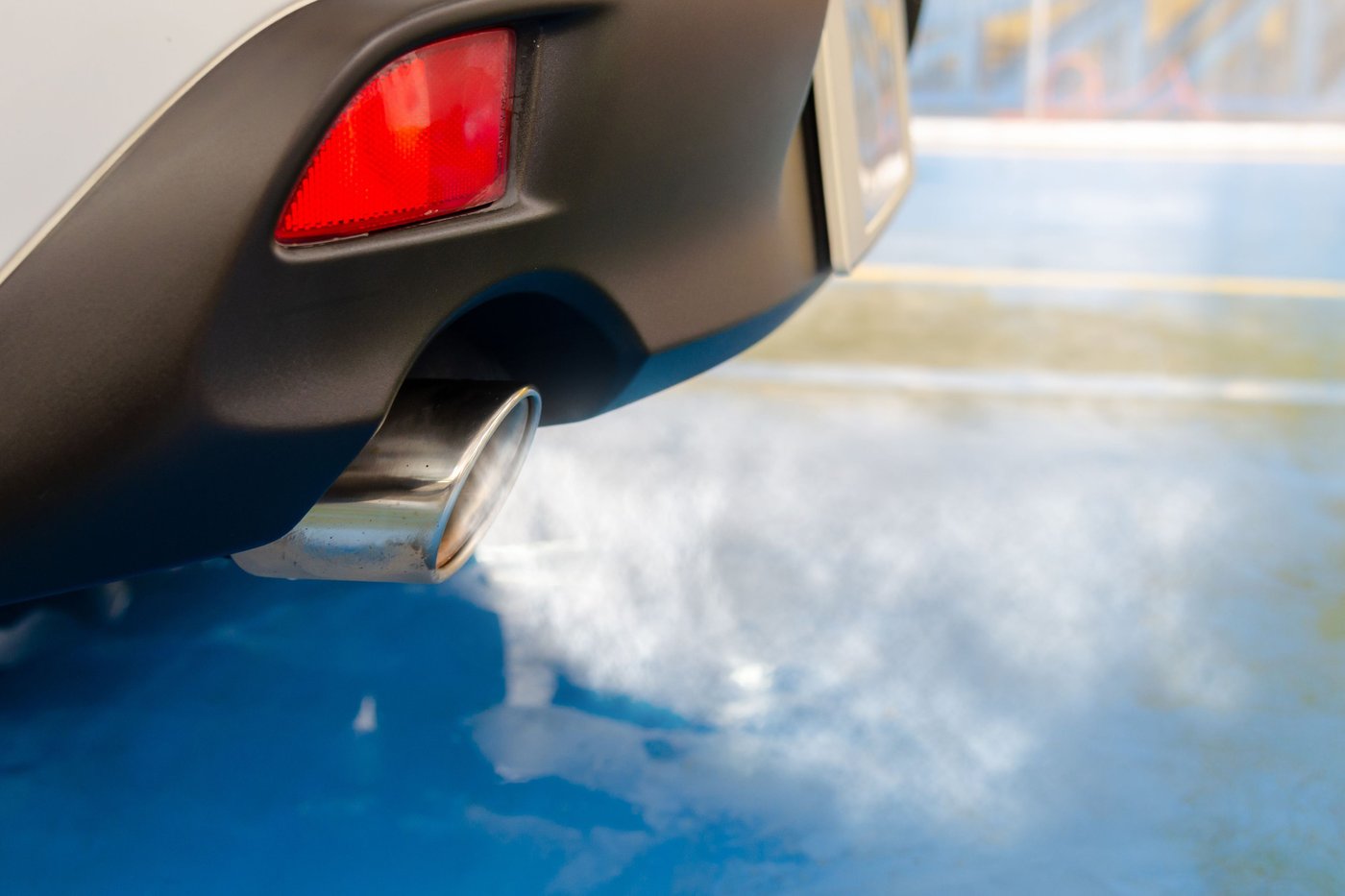 Échappement d'un véhicule diesel avec fumée blanche
