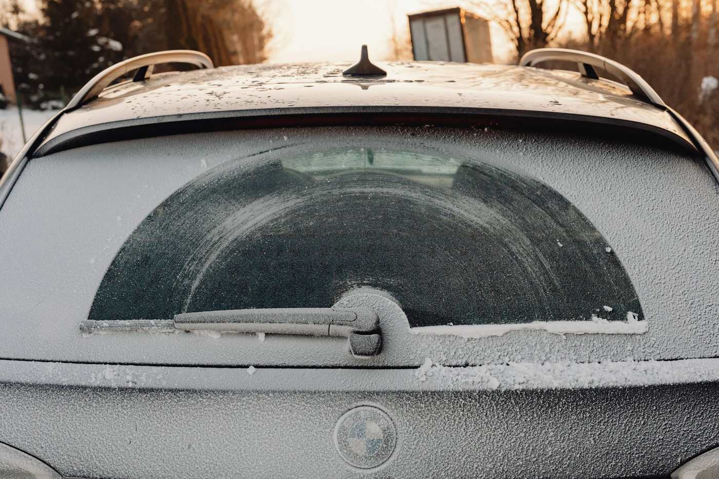 Essuie-glace arrière sur une lunette givrée
