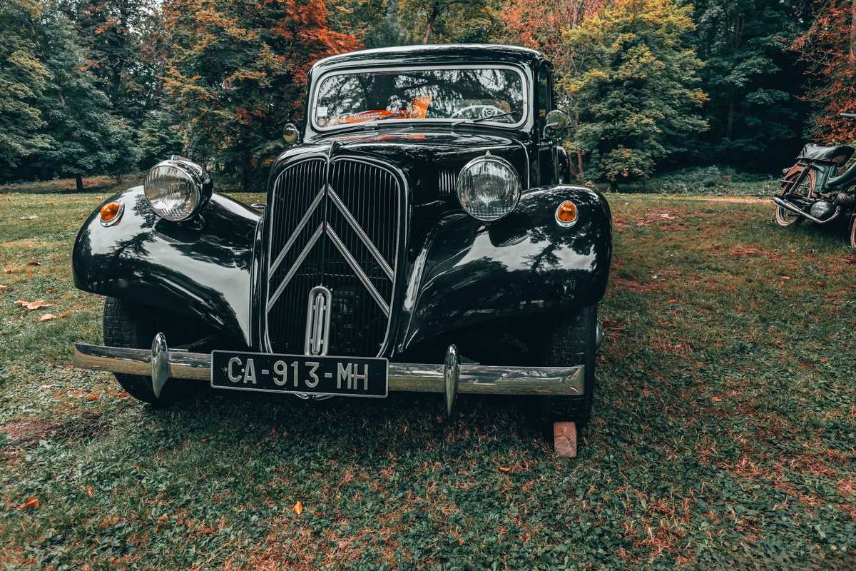 Citroën Traction Avant noire conservée dans son état d'origine