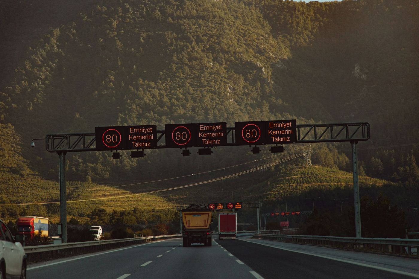 Autoroute bordée de panneaux de limitation de vitesse